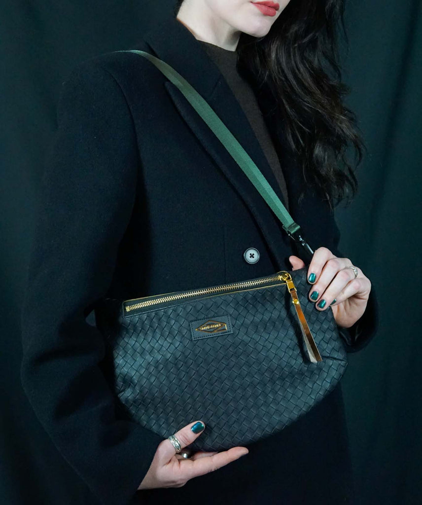 BLACK WEAVE V-FLAT CROSSBODY - Smith + Parka