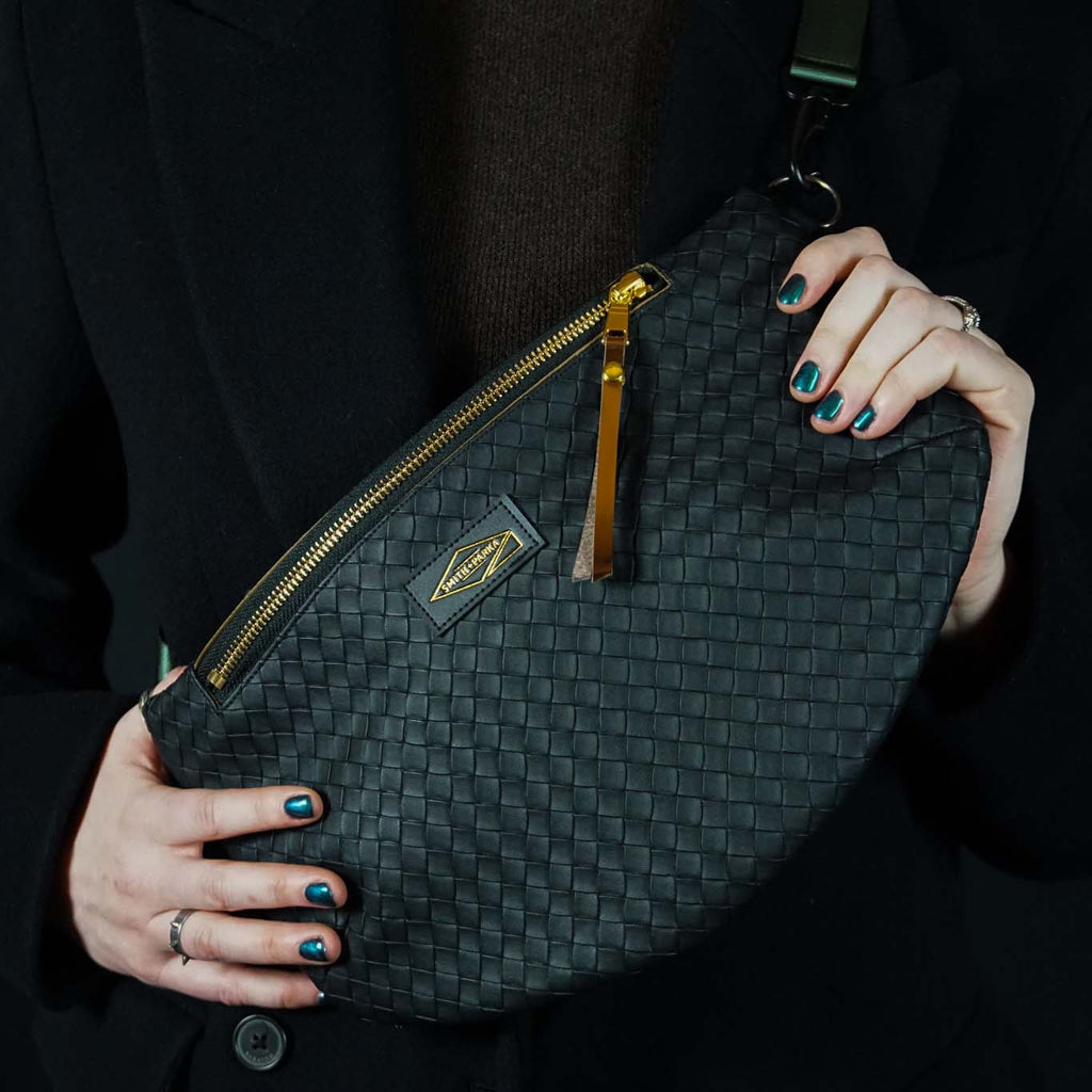 BLACK WEAVE V-FLAT CROSSBODY - Smith + Parka