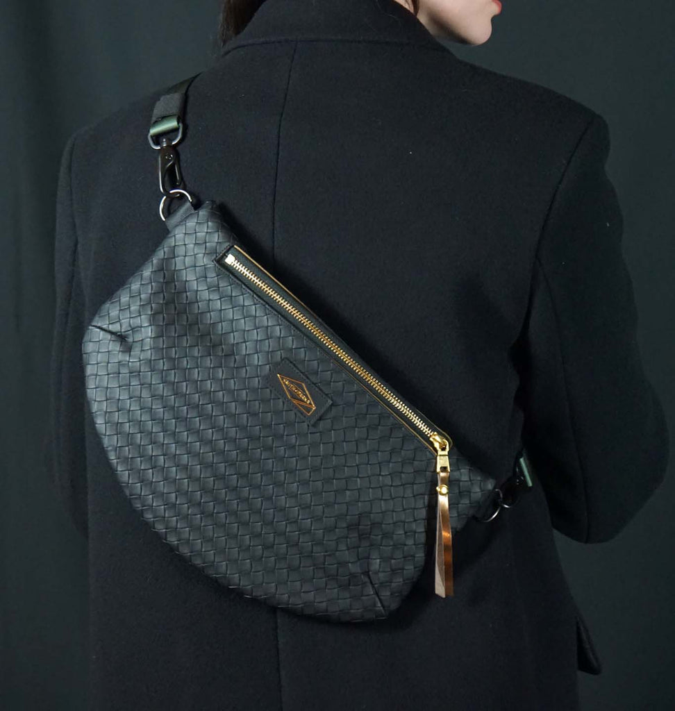 BLACK WEAVE V-FLAT CROSSBODY - Smith + Parka