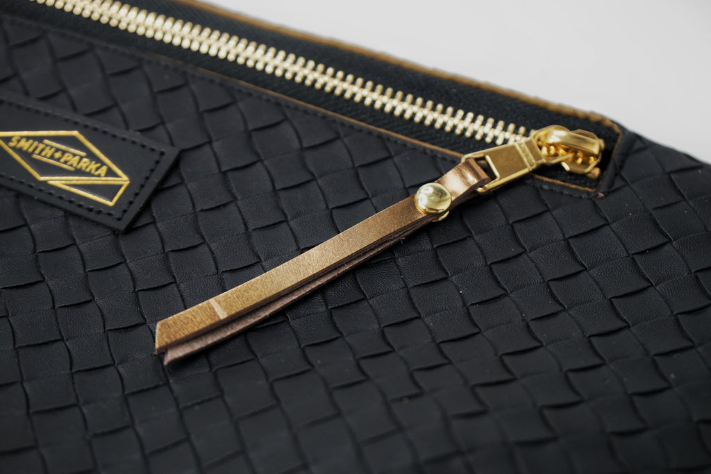 BLACK WEAVE V-FLAT CROSSBODY - Smith + Parka